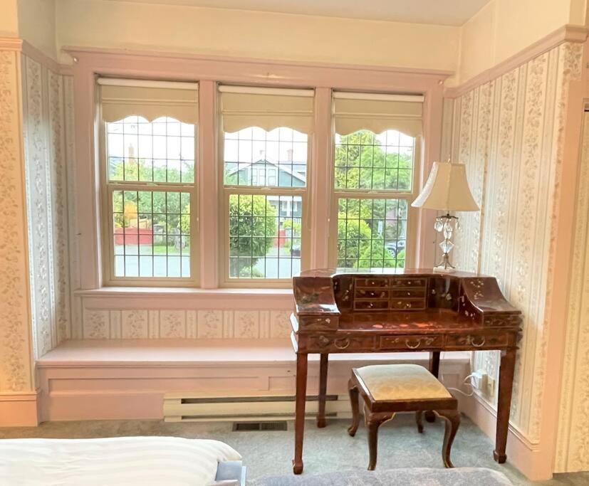 Parlor Suite In Heritage Manor, Fairfield, Near Dt Виктория Экстерьер фото