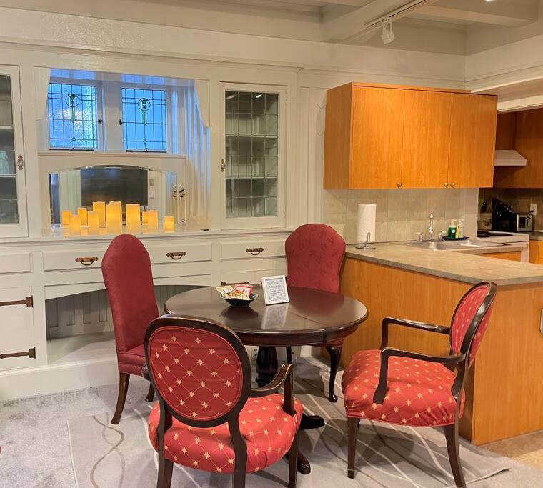 Parlor Suite In Heritage Manor, Fairfield, Near Dt Виктория Экстерьер фото