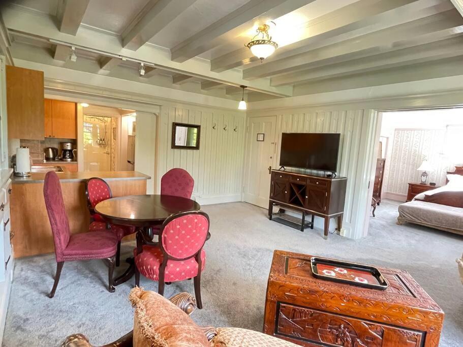 Parlor Suite In Heritage Manor, Fairfield, Near Dt Виктория Экстерьер фото